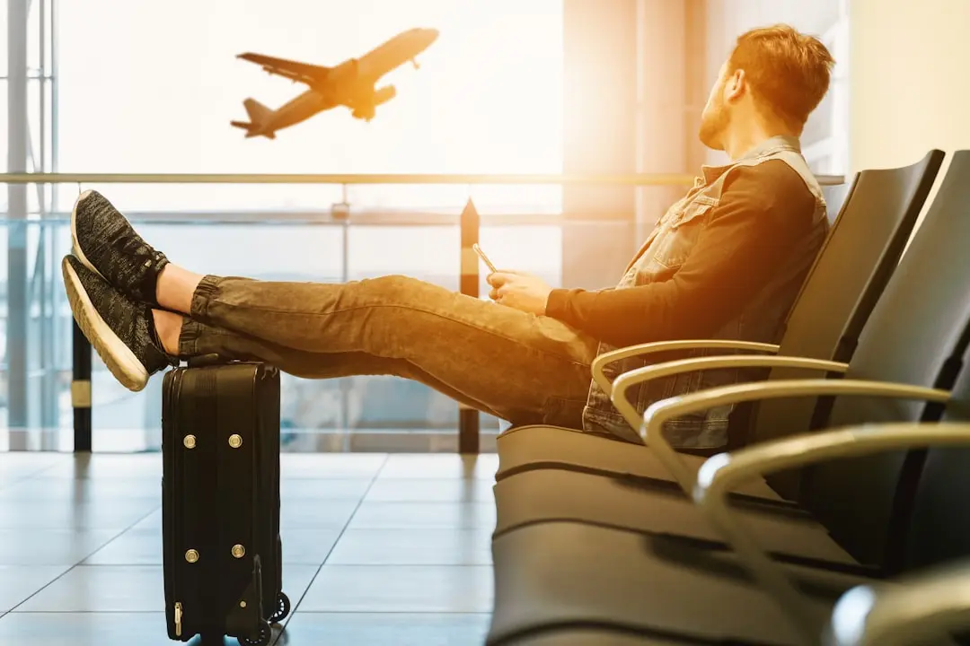 Ragazzo in attesa del volo